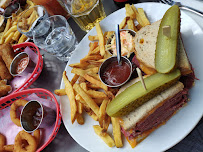 Club sandwich du Restaurant de hamburgers Schwartz's Deli à Paris - n°10