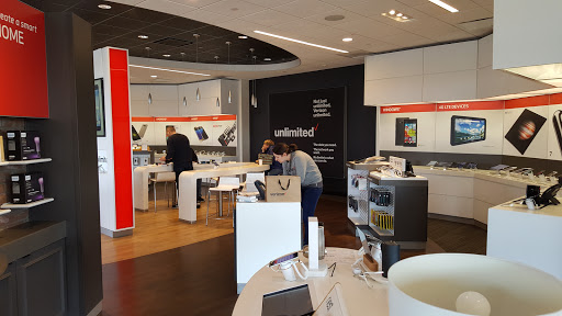 Cell Phone Store «Verizon», reviews and photos, 143 Danada Square W, Wheaton, IL 60189, USA