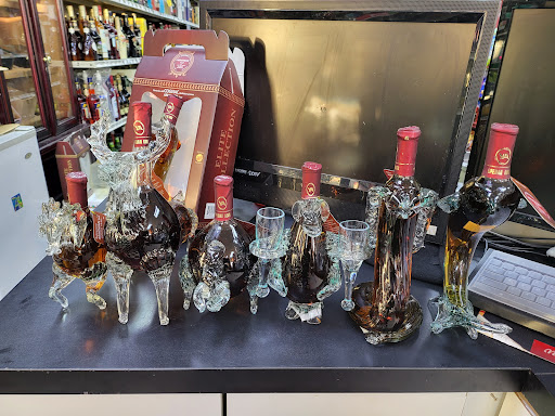 Liquor Store «Royal Liquor & Wine», reviews and photos, 1015 N Randall Rd, Elgin, IL 60123, USA