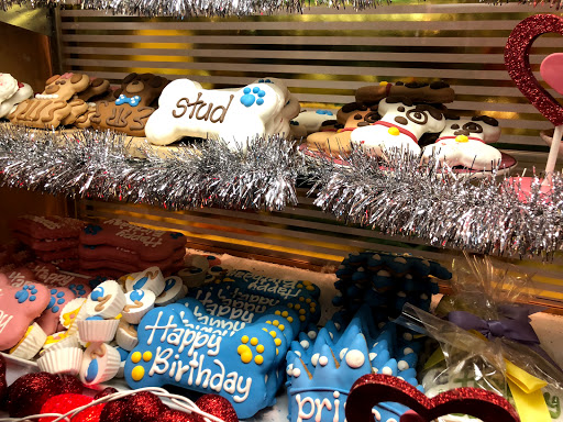 Pet Supply Store «Brookside Barkery & Bath», reviews and photos, 118 W 63rd St, Kansas City, MO 64113, USA