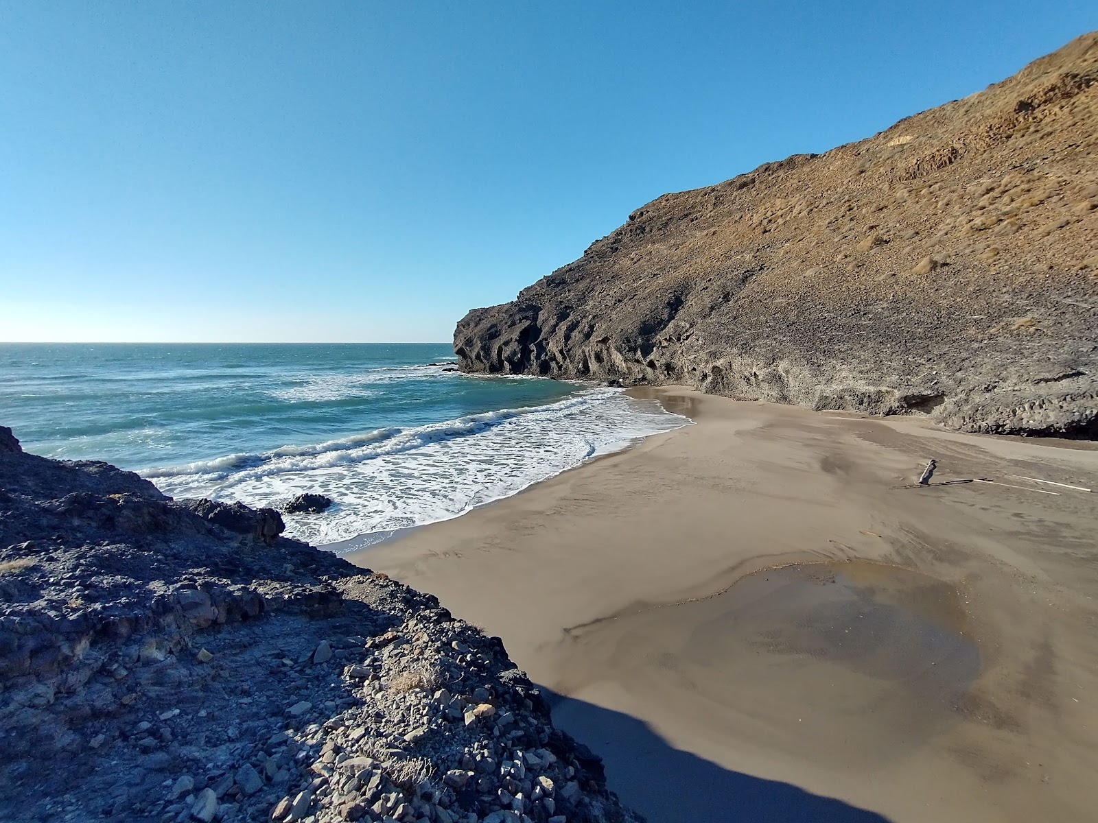 Foto di Cala Principe con una superficie del sabbia beige