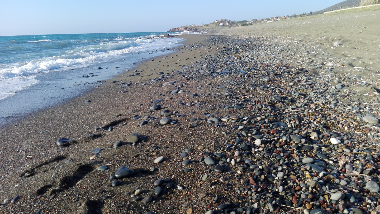 Fotografie cu Sotiroulla beach cu o suprafață de nisip negru și pietricele