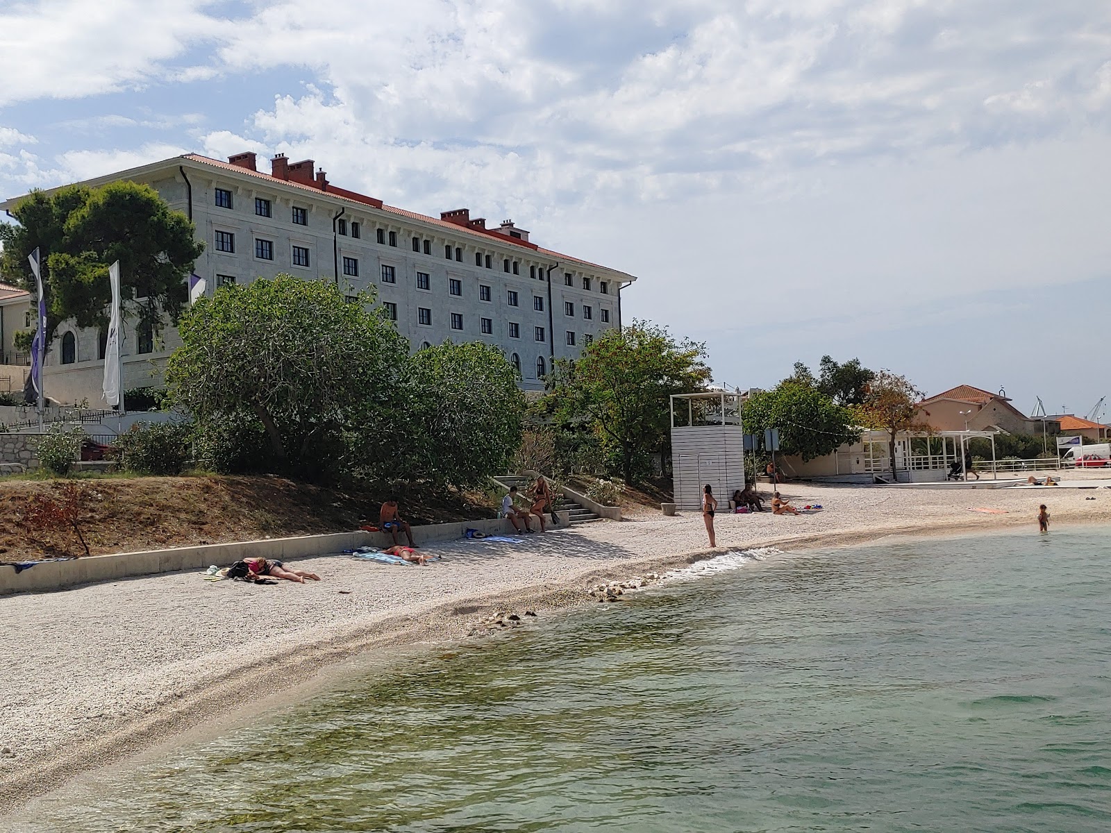 Valokuva Trogir beachista. sisältäen pienet monitilat