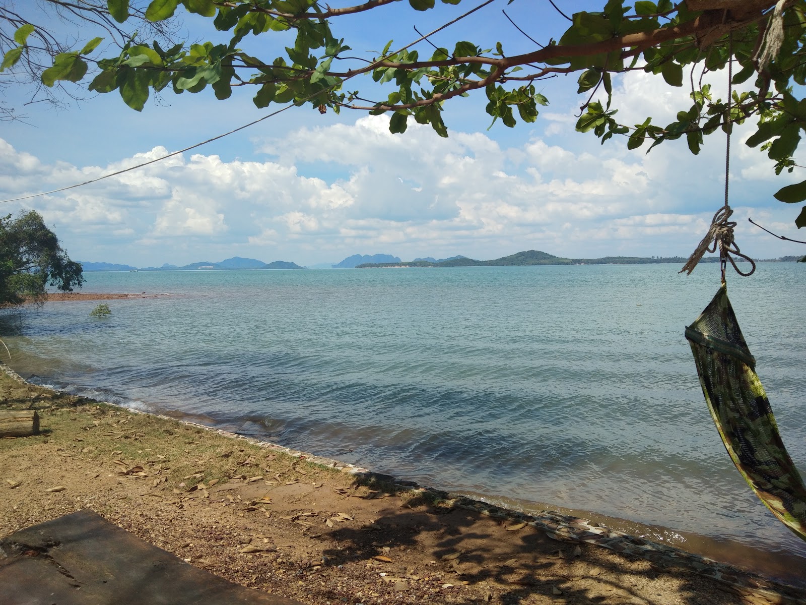 Fotografie cu Redrock Lanta Beach cu o suprafață de apa pură turcoaz