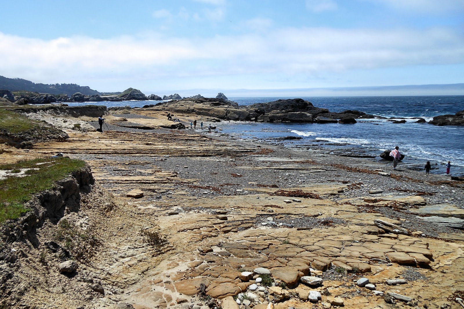 Weston Beach Point的照片 带有灰色沙和岩石表面