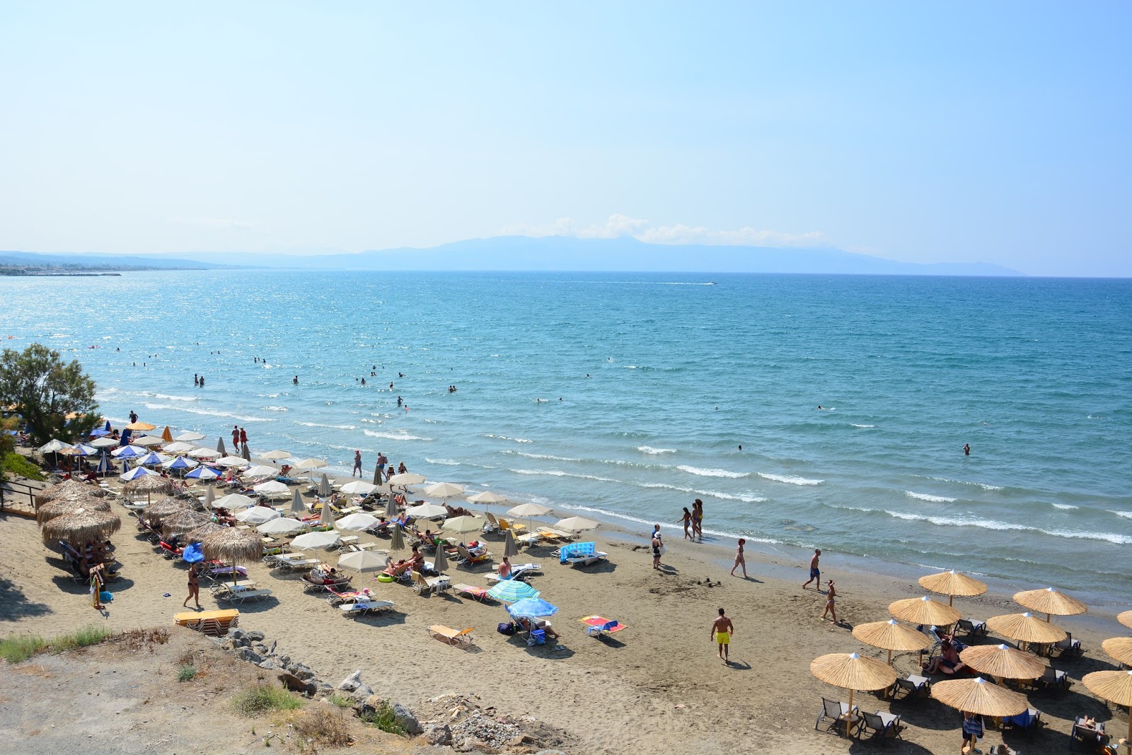 Foto av Agia Marina Beach med rymlig strand