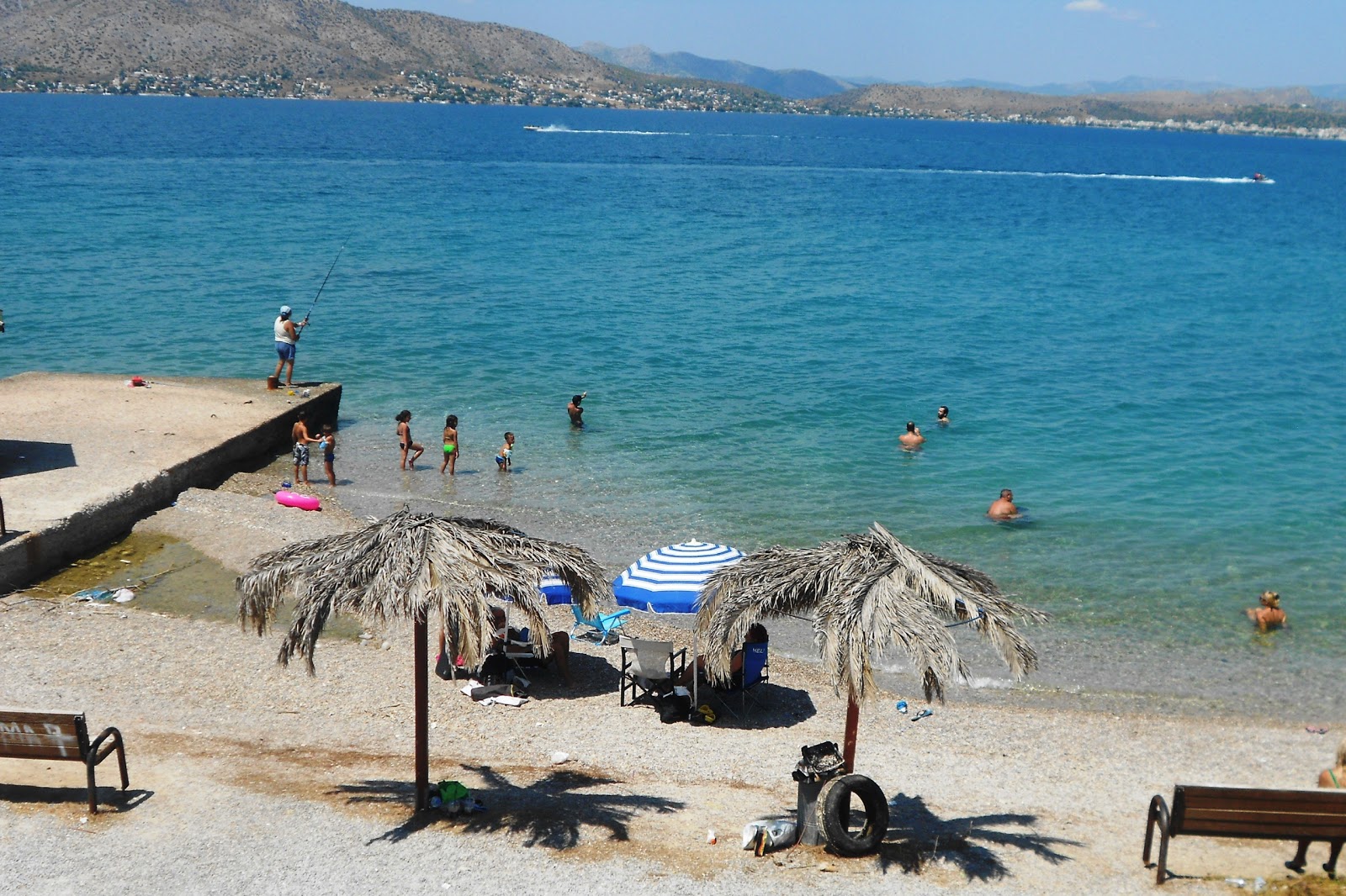 Foto von Aeantio beach mit kleine, beiger kiesel Oberfläche