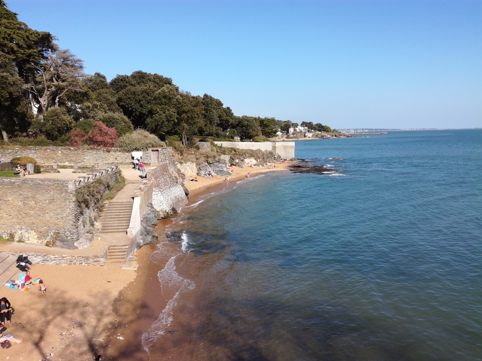 Foto di Plage de Montbeau con una superficie del sabbia beige