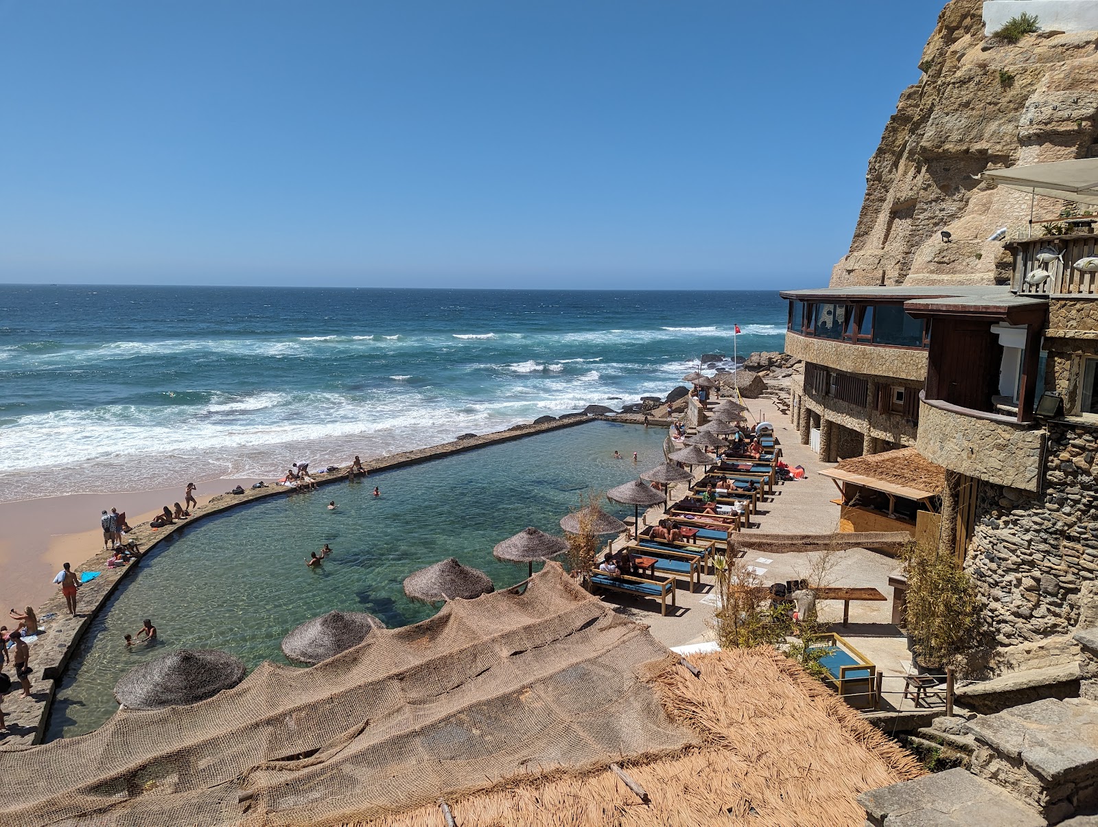 Foto von Praia das Azenhas do Mar und die siedlung