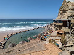 Foto von Praia das Azenhas do Mar und die siedlung