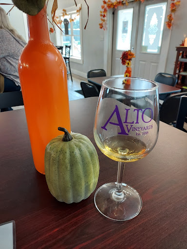 Wine Store «Alto Vineyards Champaign», reviews and photos, 4210 N Duncan Rd, Champaign, IL 61822, USA