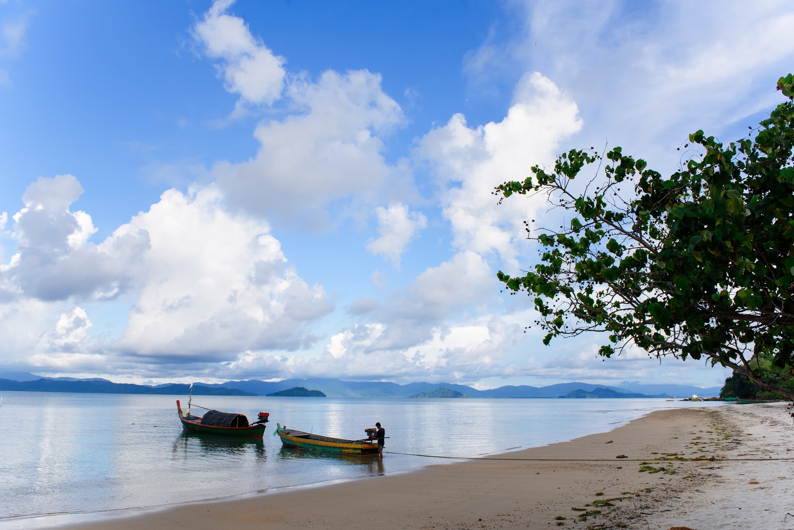 Aow Hin Kwai Beach的照片 带有碧绿色水表面