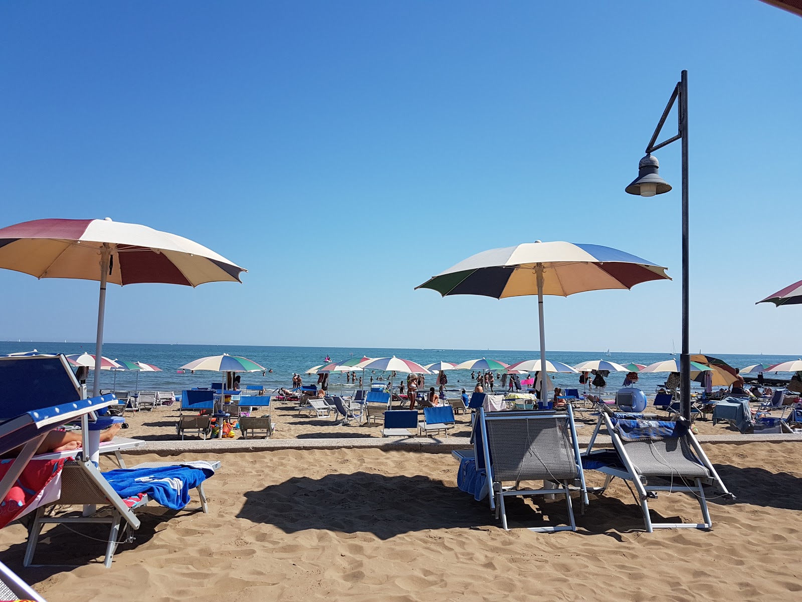 Spiaggia Libera Caorle的照片 带有碧绿色纯水表面