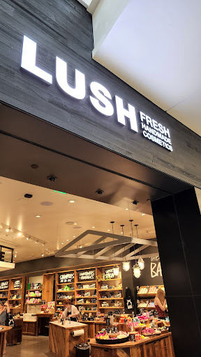 Lush Cosmetics, 1151 Galleria Blvd, Roseville, CA 95678, USA, 