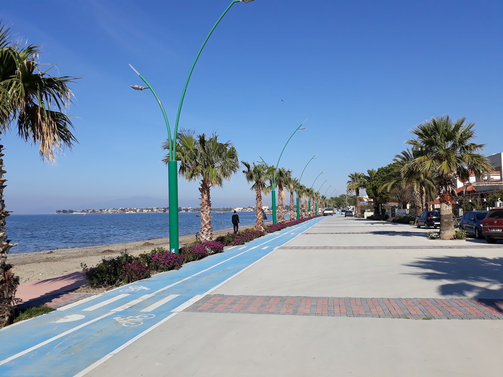 Foto von Shakran beach mit blaues wasser Oberfläche