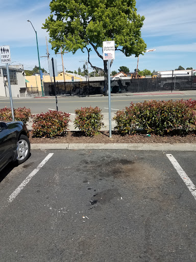 Grocery Store «Grocery Outlet Bargain Market», reviews and photos, 401 Marin St, Vallejo, CA 94590, USA