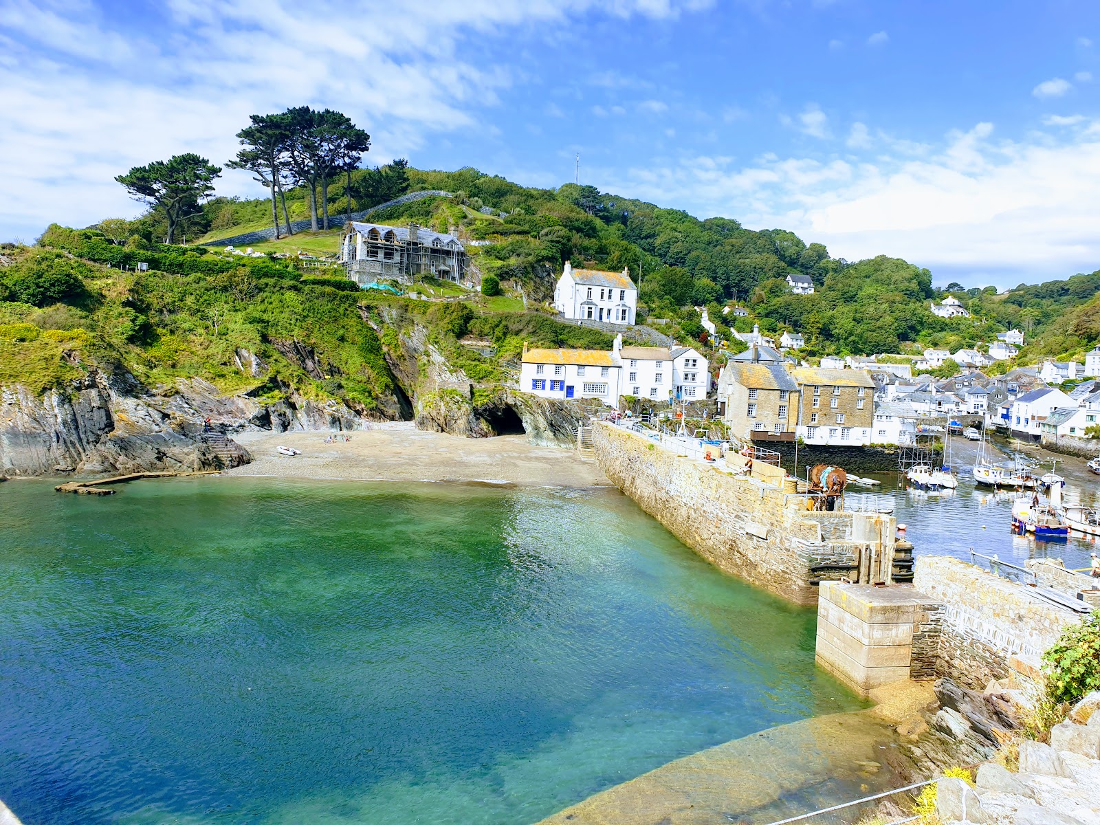 Foto de Playa de Polperro con arena beige superficie