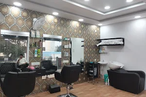 Looks & Beauty Unisex Salon & Spa image