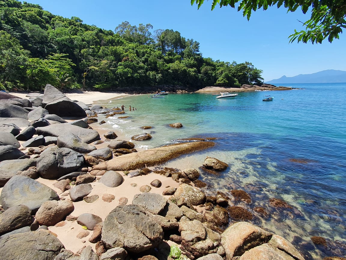 Foto di Praia Saco das Bananas con una superficie del sabbia beige