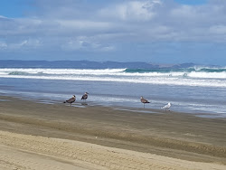 Foto di Ninety Mile Beach Rd sorretto da scogliere