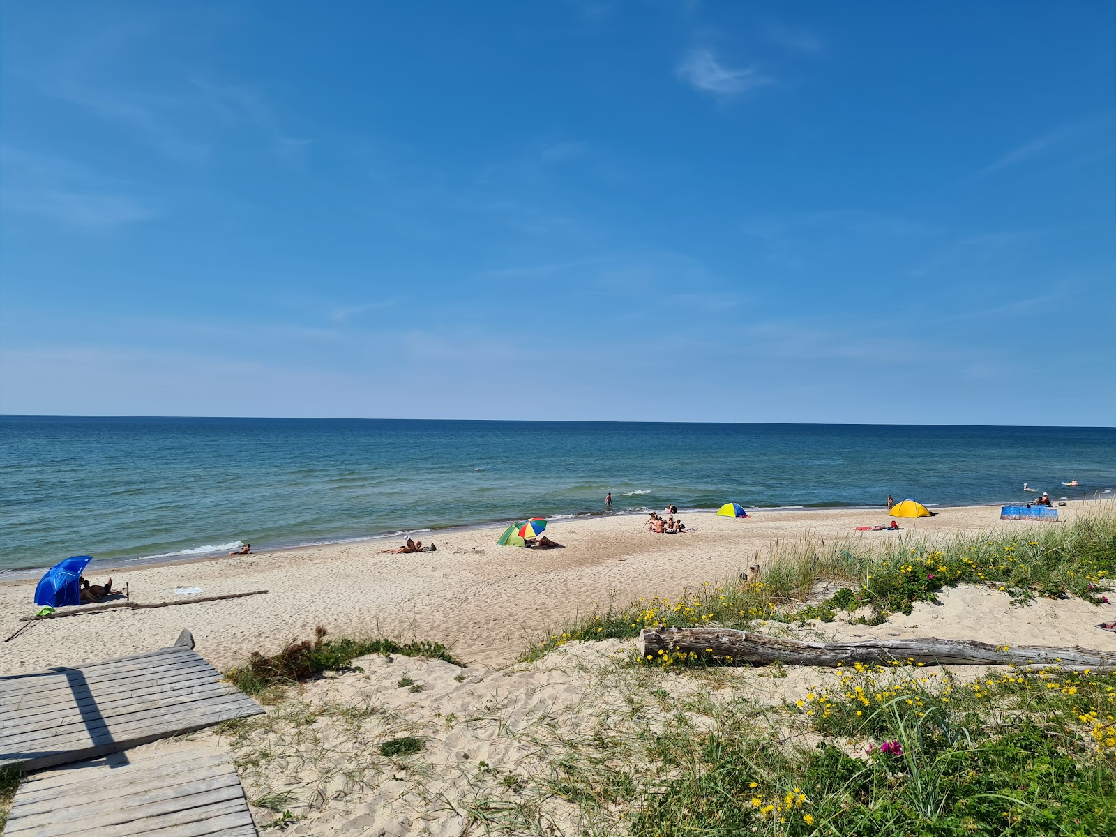 Photo de Pervalka Beach avec sable fin et lumineux de surface