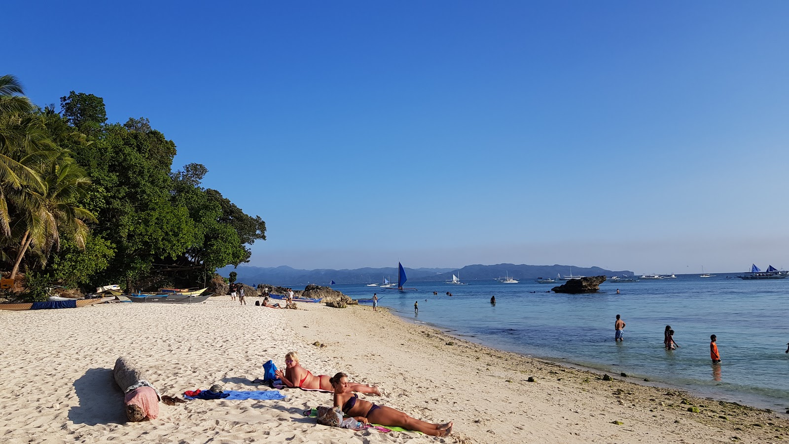 Photo of Diniwid Beach and the settlement