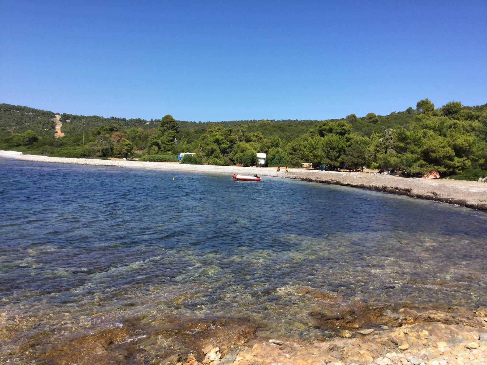 Foto di Kyra Panagia beach con una superficie del ciottolo scuro