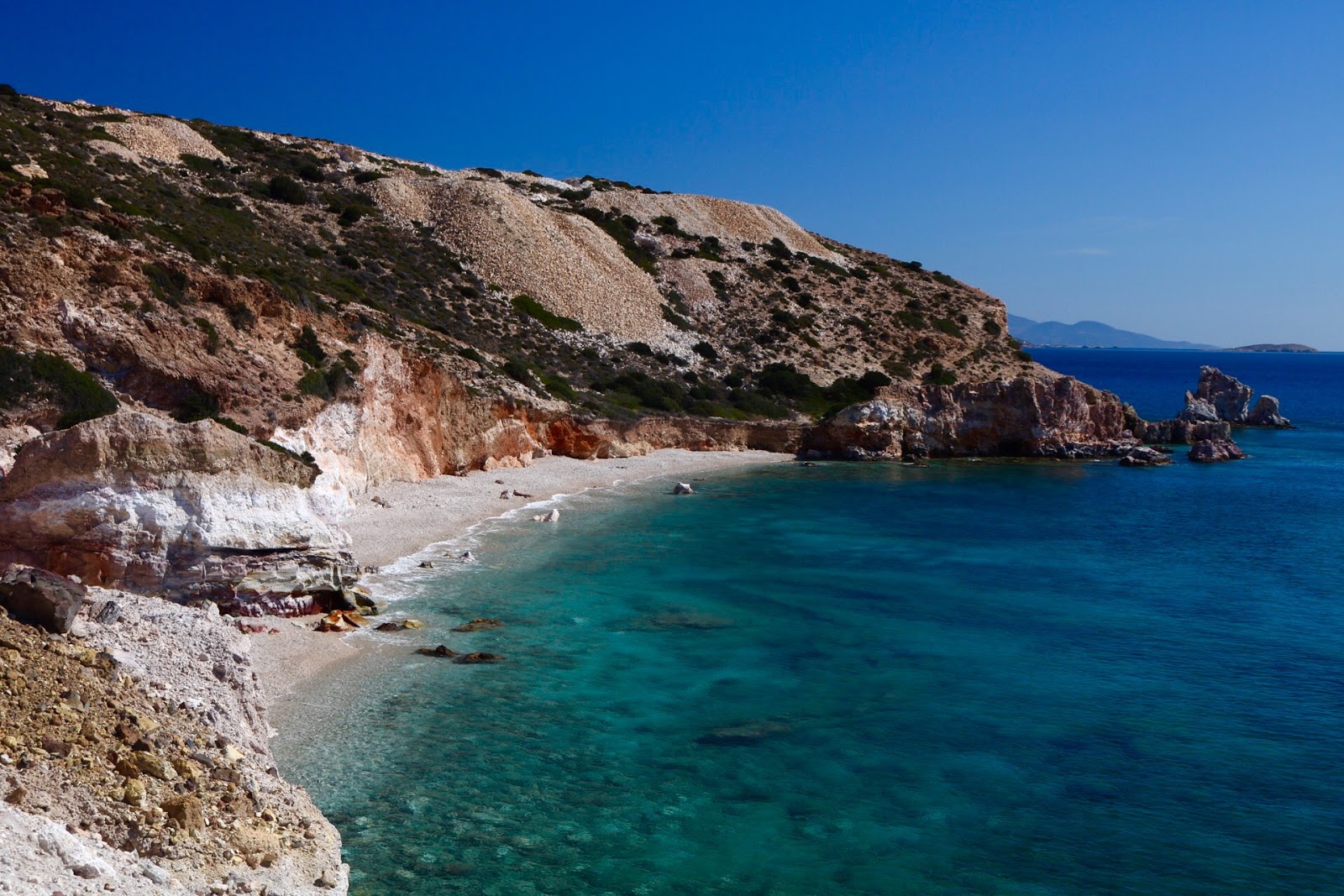 Paralia Kastanas'in fotoğrafı dağlarla çevrili
