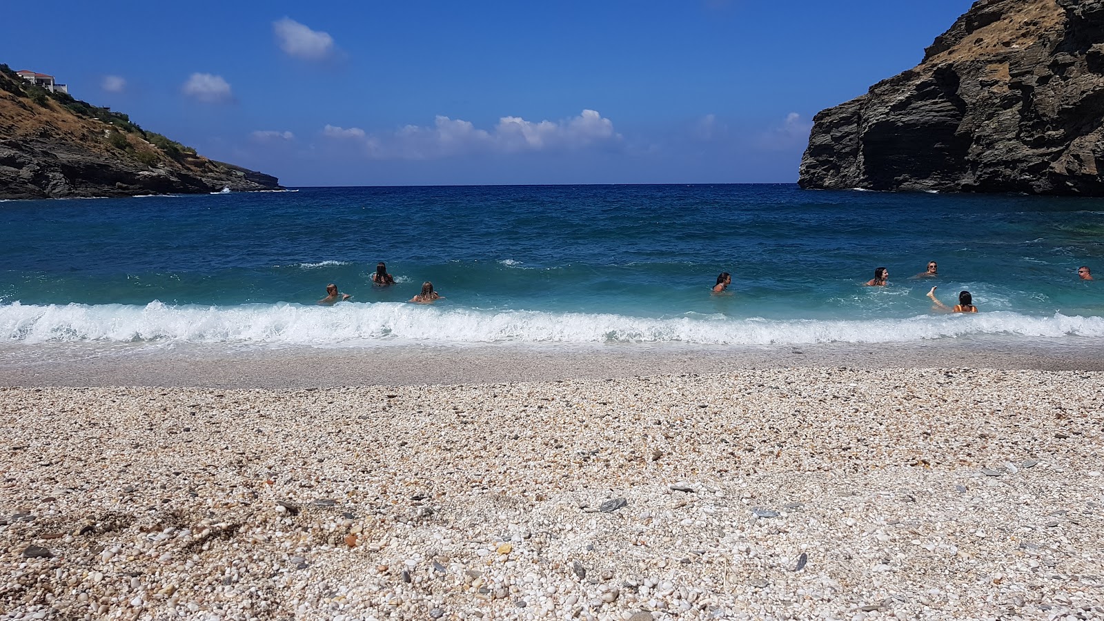 Foto de Paralia Sinetiou com pequena baía