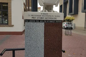 Pomnik w Hołdzie Ś.P PREZYDENTOWI RZECZYPOSPOLITEJ POLSKIEJ PROF. LECHOWI KACZYŃSKIEMU image