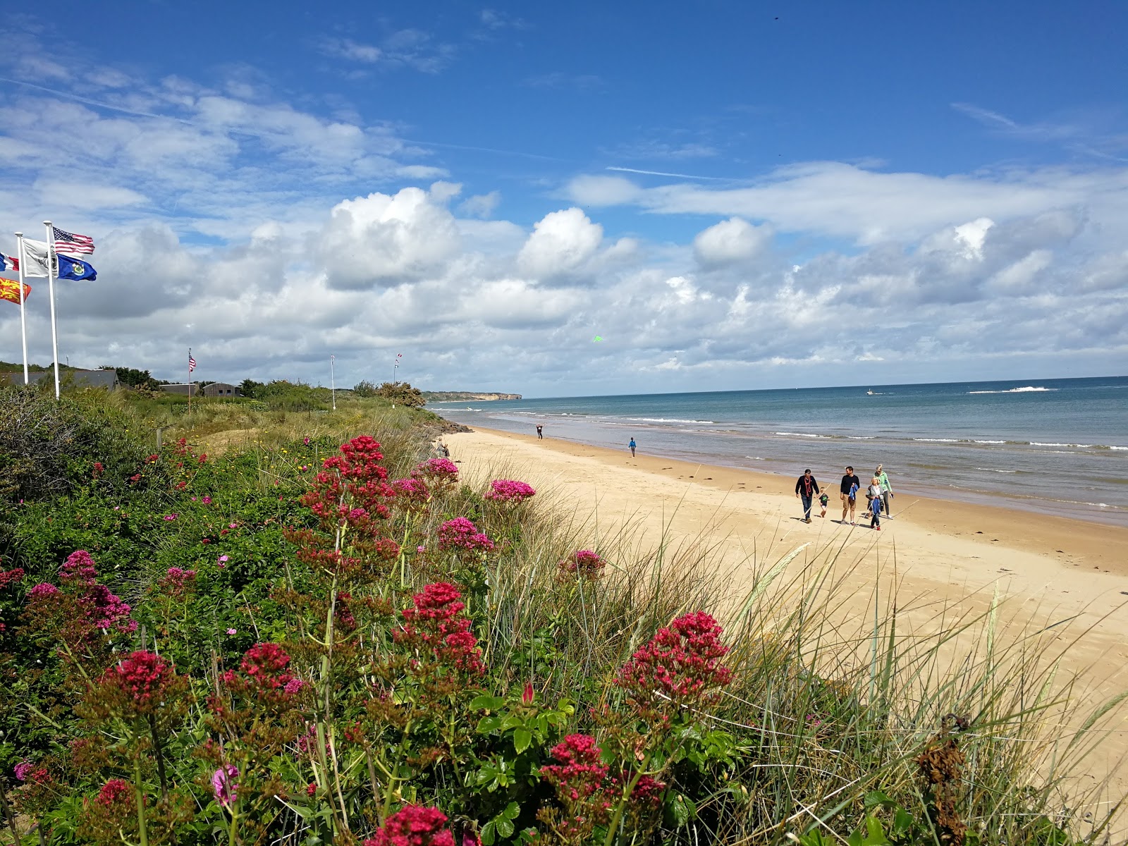 Omaha Beach'in fotoğrafı parlak kum yüzey ile