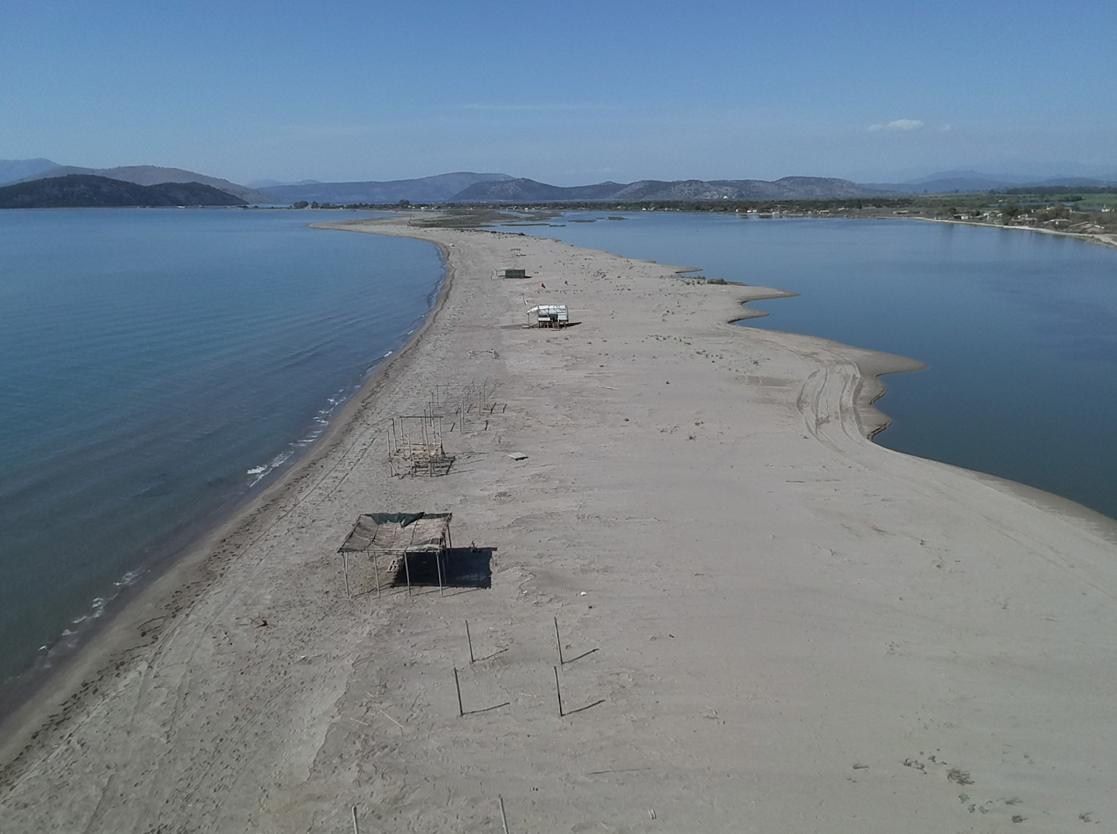 Zdjęcie Dion beach z powierzchnią zielona woda