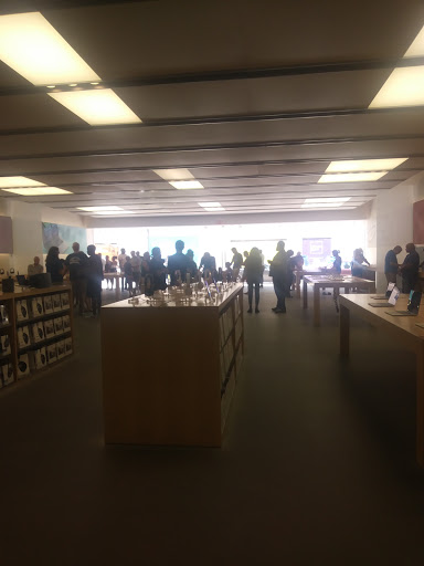 Computer Store «Apple Suburban Square», reviews and photos, 61 Saint James Pl, Ardmore, PA 19003, USA
