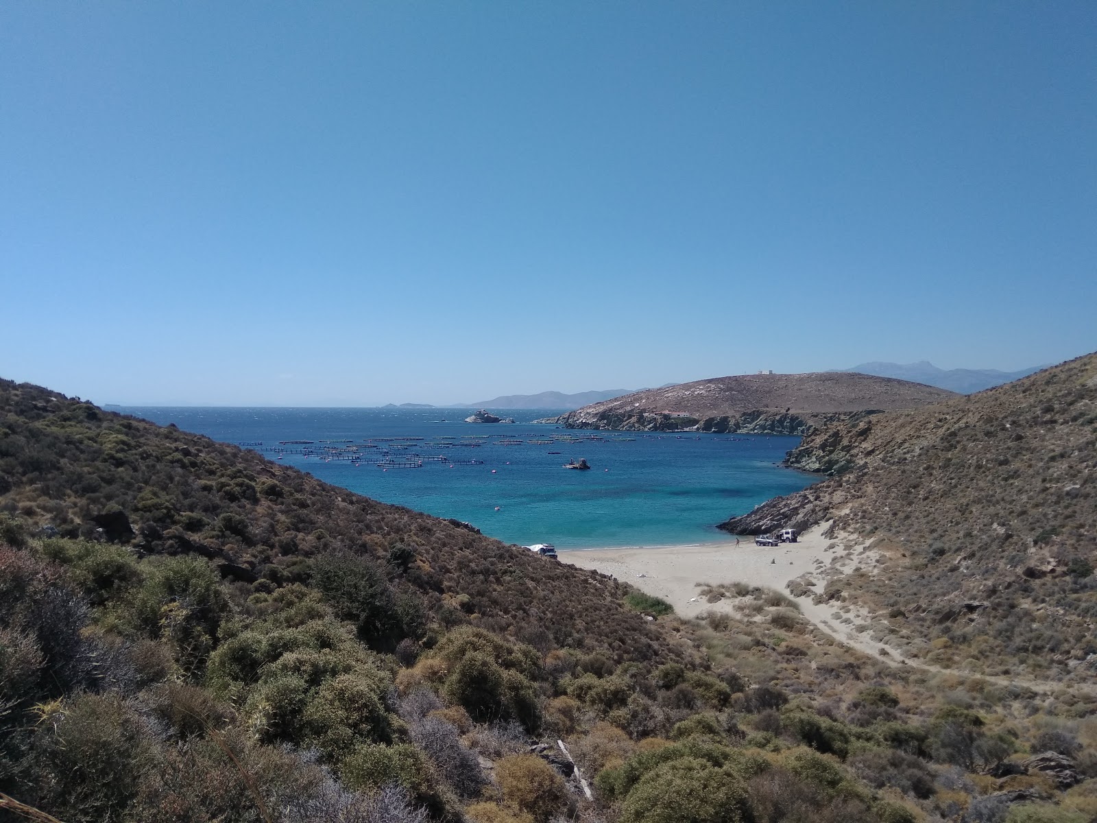 Φωτογραφία του Limanaki Beach με μπεζ άμμος επιφάνεια