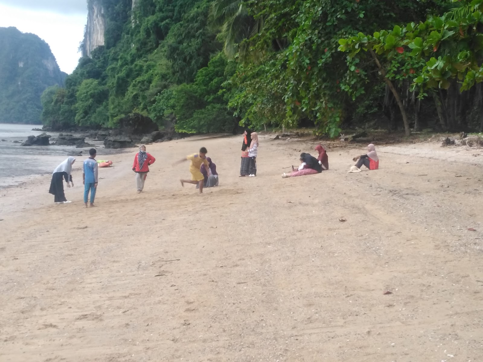 Foto von Makaren Bay Beach mit sehr sauber Sauberkeitsgrad