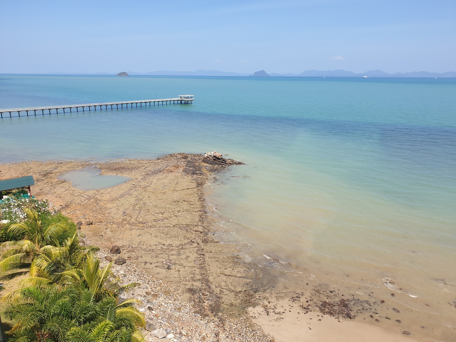 Foto de Ratsada Beach com areia bege superfície