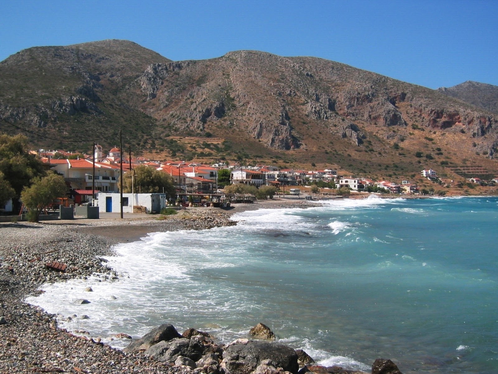 Foto de Monemvasia beach com pedras cinzentas superfície