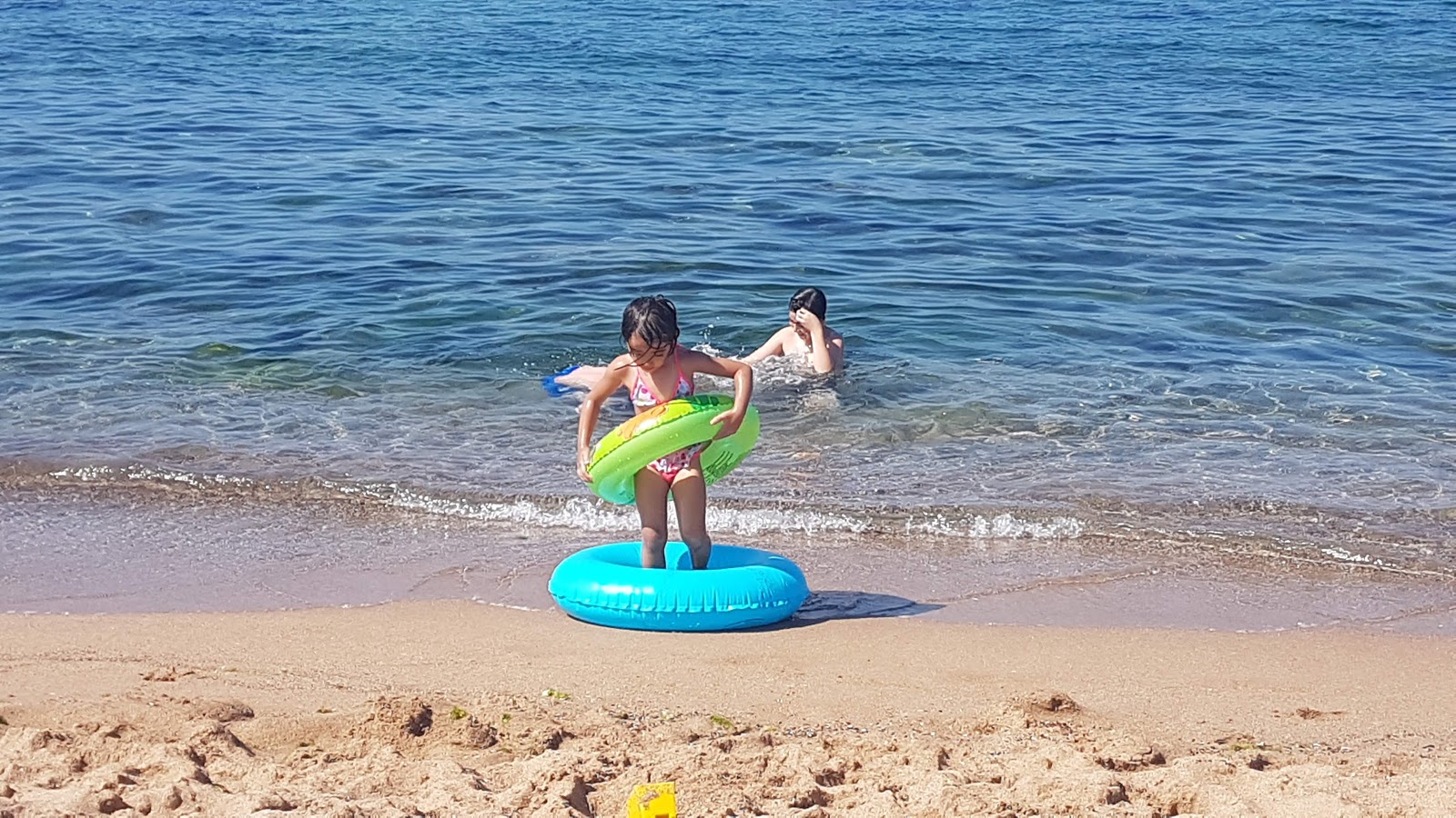 Valokuva Sahilkoy Halk Plajiista. pinnalla turkoosi puhdas vesi:n kanssa