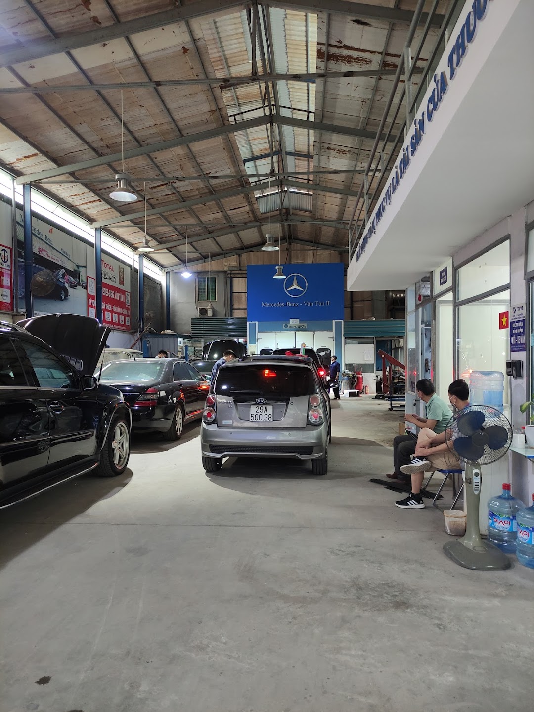 Trung tâm sửa chữa xe ô tô Mercedes Văn Tân