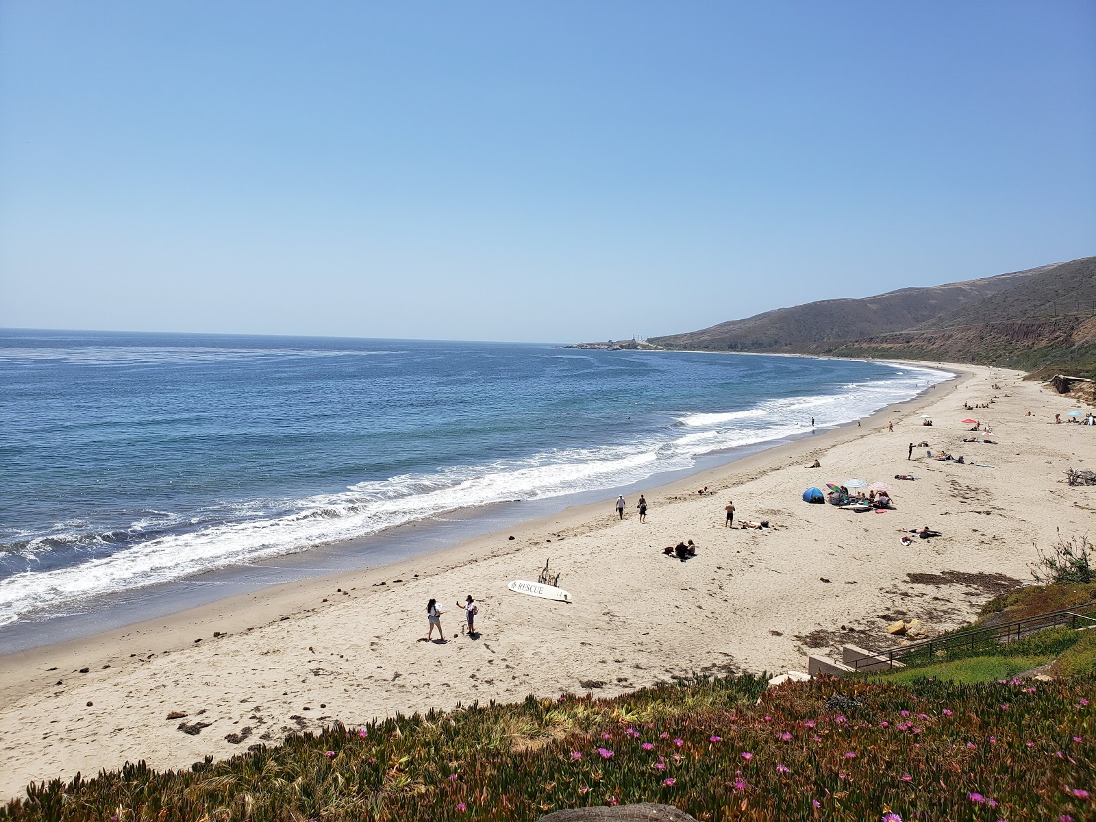 Foto af Nicholas Canyon Beach med lys sand overflade