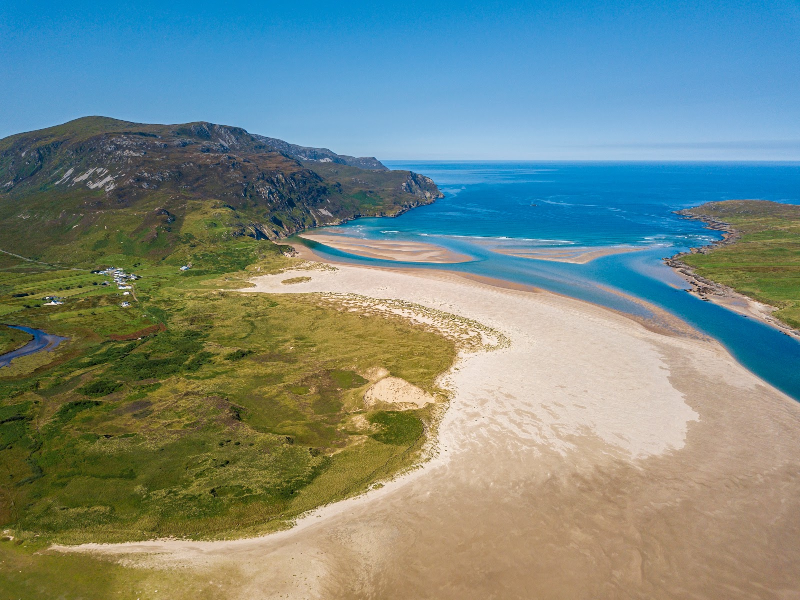 Photo de Maghera Beach avec droit et long