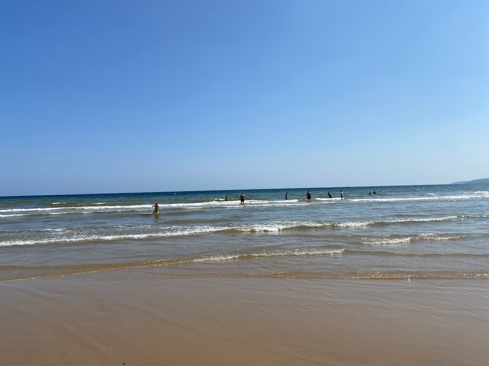 Φωτογραφία του Παραλία του Μπόρνμουθ - δημοφιλές μέρος μεταξύ λάτρεις της χαλάρωσης
