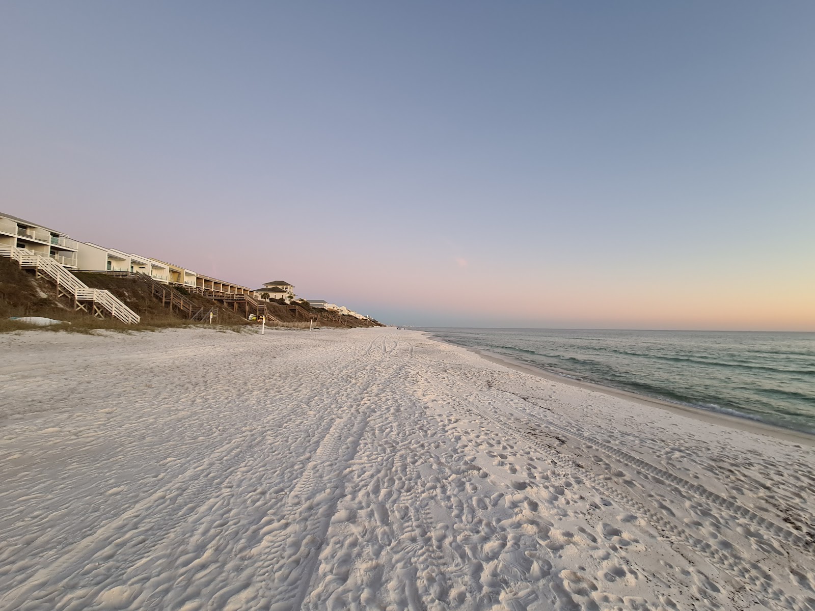 Gulf Lakes Beach的照片 带有长直海岸