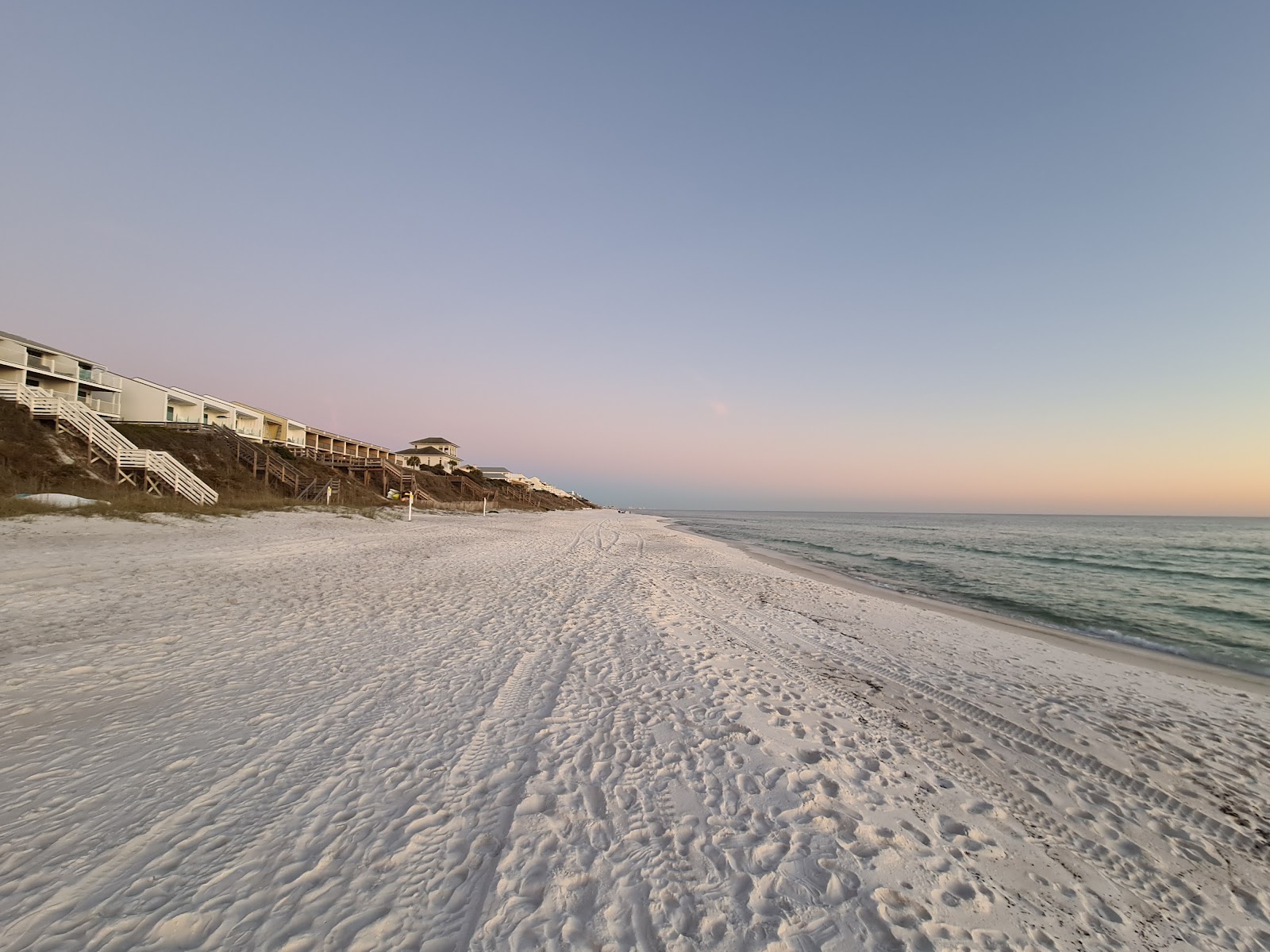 Foto av Gulf Lakes Beach med hög nivå av renlighet