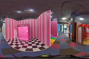 Selfie Clubhouse image