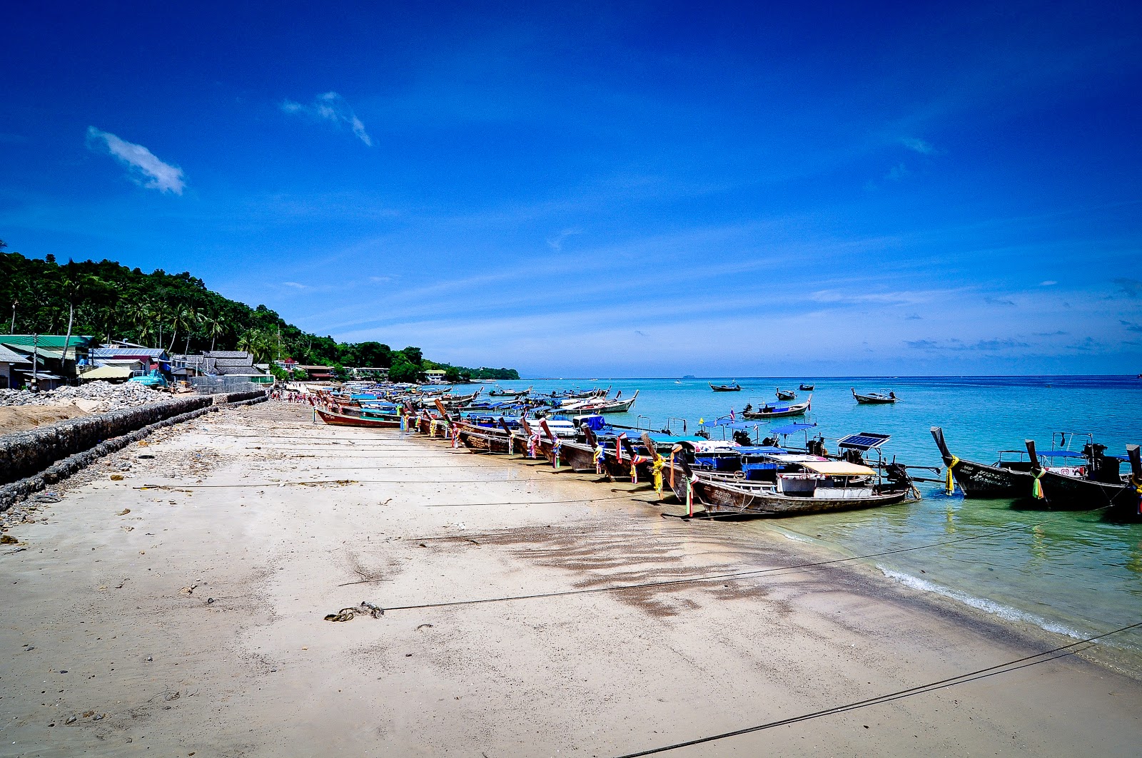Foto av Ton Sai Beach och bosättningen