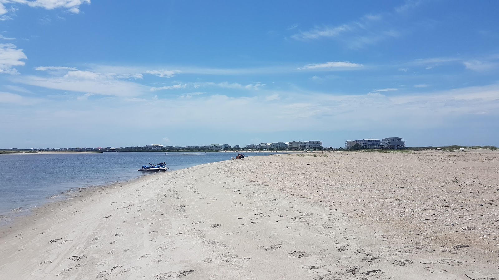 Zdjęcie The Point beach z powierzchnią beżowy piasek i kamyki
