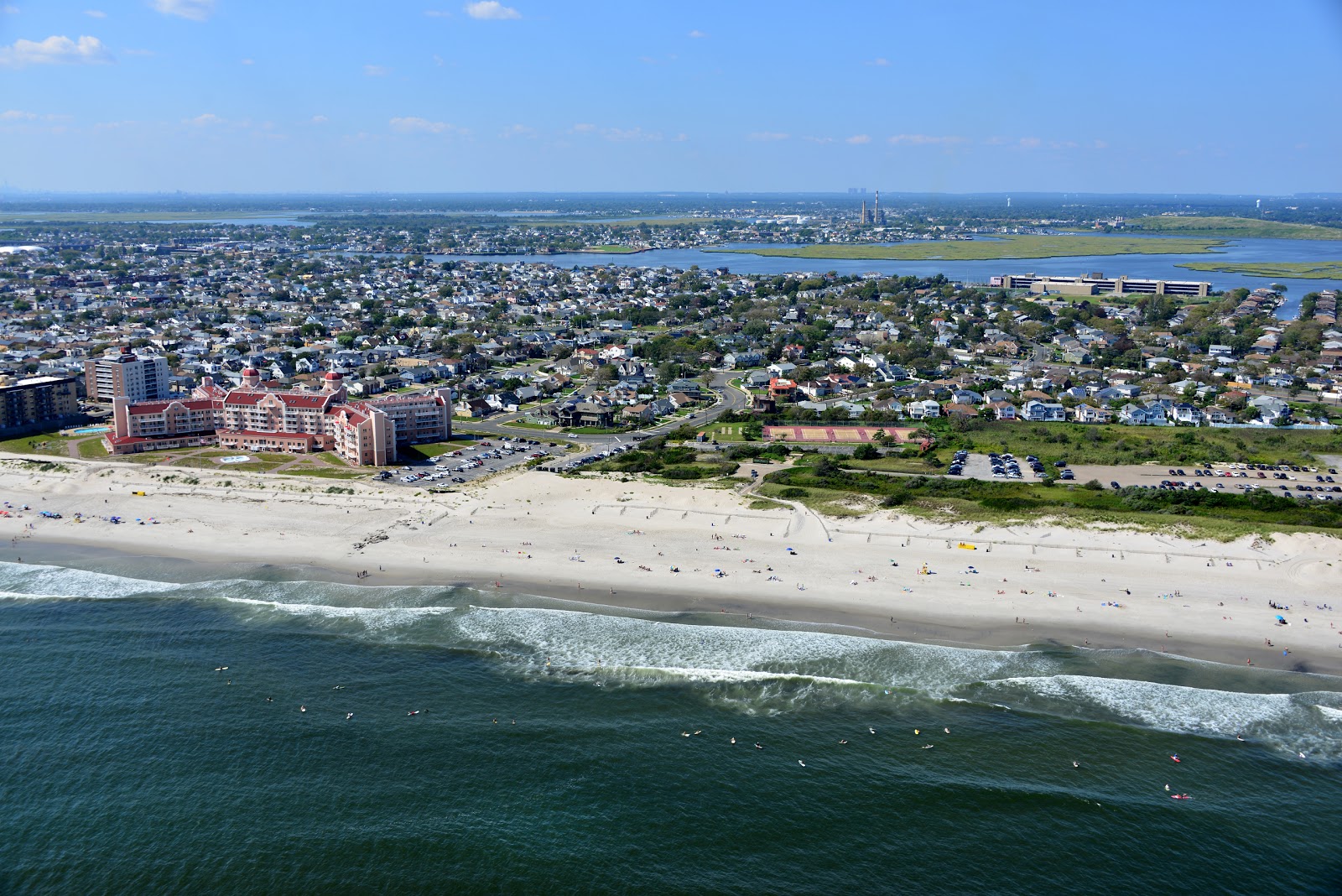 Foto af West Town Park med lys sand overflade