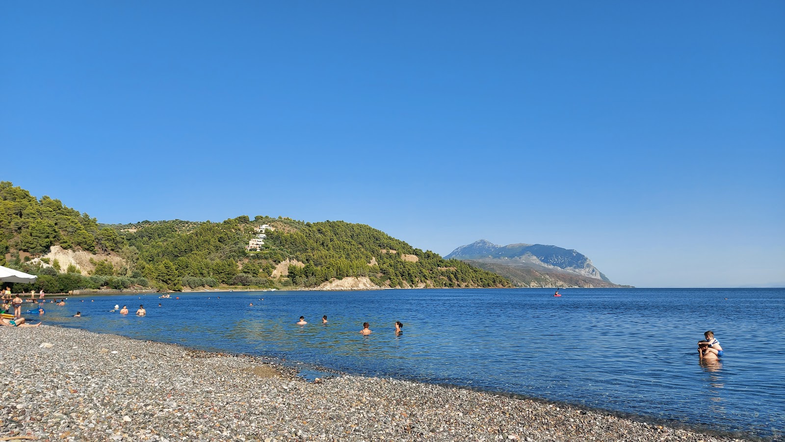 Zdjęcie Koxyli beach z powierzchnią szary drobny kamyk
