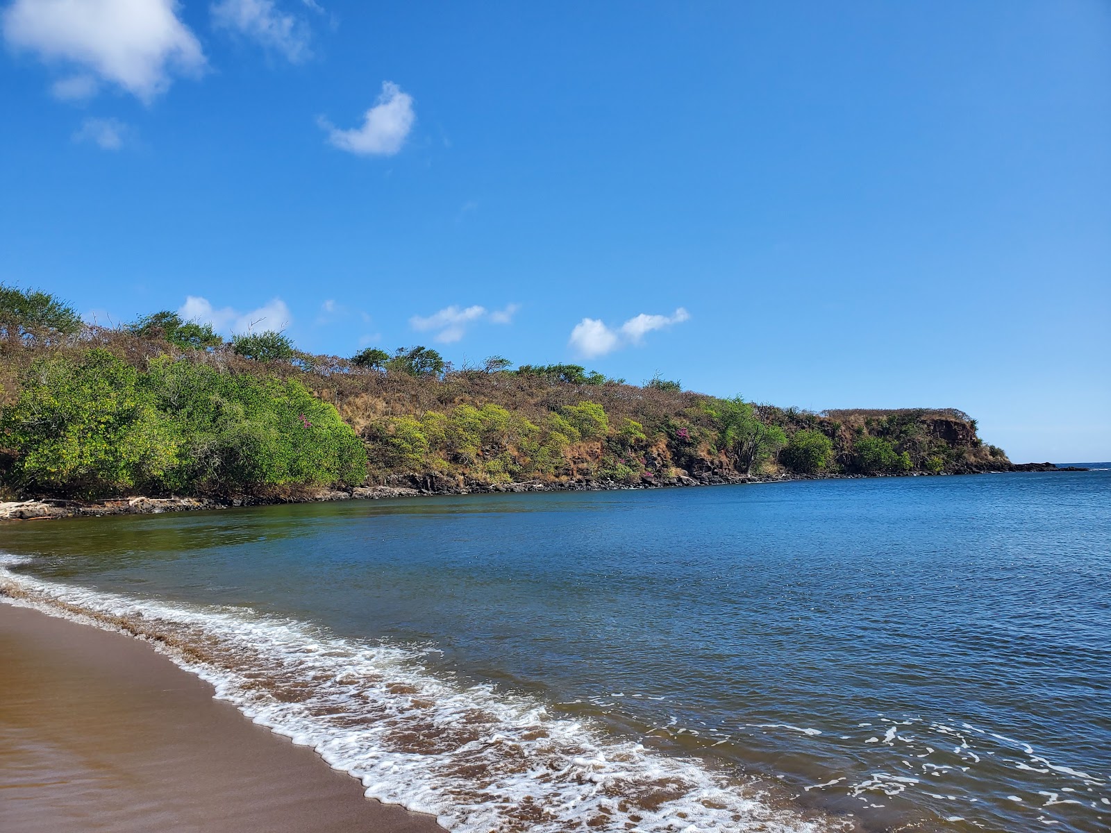 Foto de Wahi-awa Beach com areia fina e brilhante superfície